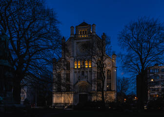 De prachtige gevel van de Sint-Annakerk in Gent, prachtig verlicht bij valavond