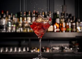Die Bar mit einem Cocktail