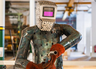 Ein aus Metallteilen hergestellter Roboter