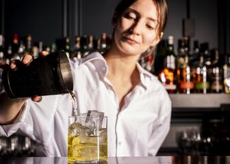 Der Barkeeper macht einen Cocktail