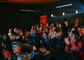 Publikum bei einem Kinokonzert