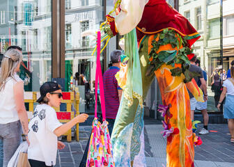 Bezoekers genieten van de straatanimatie tijdens Braderie Publique