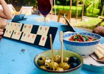 Mensen nemen deel aan de Rummikub-cup