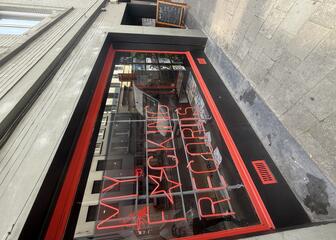 Etalage van muziekwinkel met neon letters