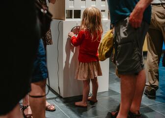 Kind nimmt Kopfhörer