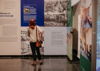 Frau besucht die Ausstellung