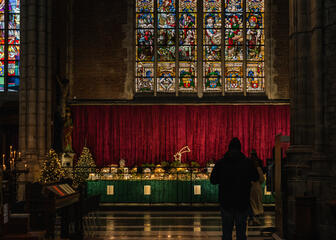 Mensen aan het kijken naar het kerstdiorama  in de Sint-Baafskathedraal