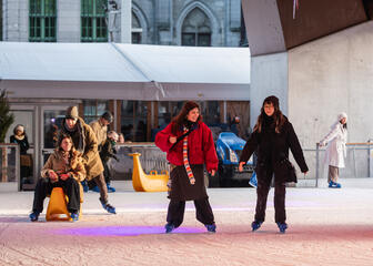 Mensen aan het ijsschaatsen in Gent onder de Stadshal