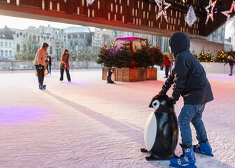 Kind aan het ijsschaatsen onder de Stadshal