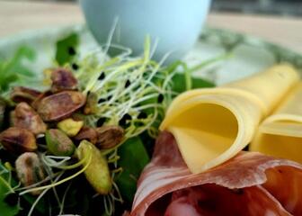 Gekochtes Ei mit Wurstwaren und Rohkost