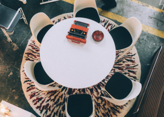 Tafel met zes stoelen