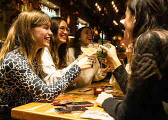 Groep vrienden die een cocktail drinkt