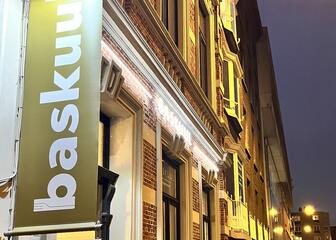 Fachada iluminada del restaurante Baskuul