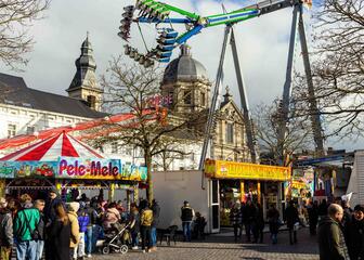 Sfeerbeeld van de Halfvastenfoor op het Sint-Pietersplein in Gent