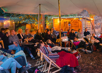 mensen genieten van openlucht cinema  in de zomertuin 