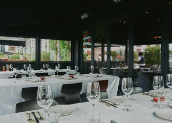 binnenzicht van restaurant Amigo met gedekte tafels