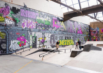 Mensen aan het skaten in het skatepark van de Arsenaalsite