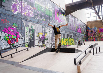 Skater in het skatepark in Arsenaal
