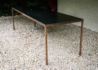 Table en acier de Maarten Van Severen