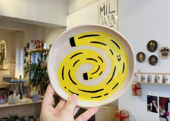 bord in keramiek met afbeelding van een banaan