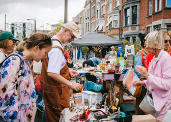 Mensen op de rommelmarkt in het Miljoenenkwartier