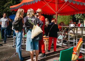Mensen op de rommelmarkt in het Miljoenenkwartier