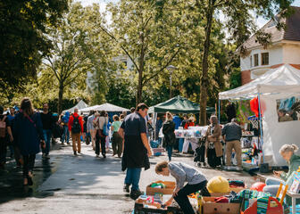 Mensen op de rommelmarkt in het Miljoenenkwartier