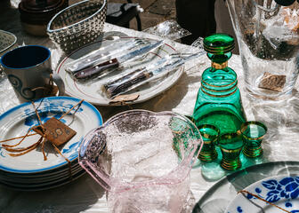 Spullen te koop op een rommelmarkt