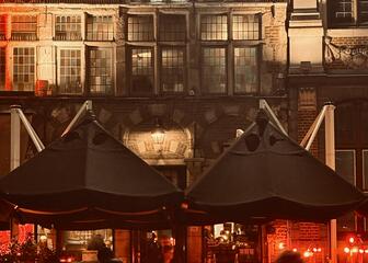 Terras van café Damberd by night