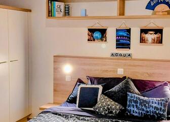 Slaapkamer met tweepersoonsbed en kleerkast