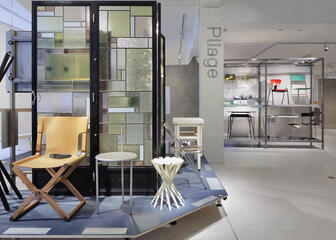 Verschillende interieurobjecten samengesteld volgens thema plooien in vaste collectie van Design Museum Gent.