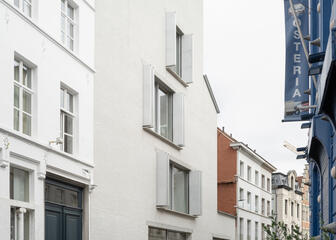 Gevel van nieuwe vleugel Design Museum Gent, opgetrokken uit een eigen ontwikkelde circulaire baksteen.