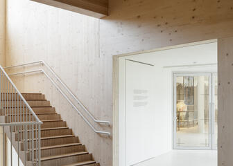 In hout afgewerkte trappenhal van het Design Museum Gent.