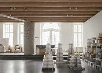 Metalen rekken in vorm van pyramide in de shop van Design Museum Gent, ontworpen door Bram Vanderbeke en Wendy Andreu