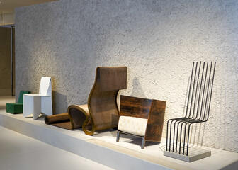 Verschillende soorten stoelen opgesteld in vaste collectie van Design Museum Gent.