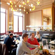 Binnenzicht van restaurant Ha' met tafels voor 2, 4 of meer, stoelen van Vitra, zoals in de Kathedraal.