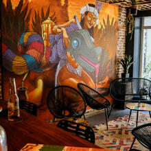 Interieur van een Latijns-Amerikaanse bar met een graffitikunstwerk aan de muur.