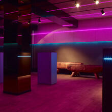 Interieur van club 69, roze verlichting, dansvloer zonder volk.