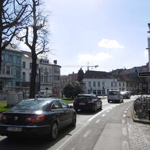 Foto ring rond Gent met enkele auto's en parkeerbord 'Sint-Michielsparking'. 