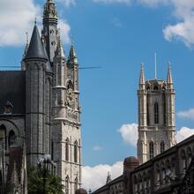 Close-up des trois tours : la tour de l'Eglise Saint-Nicolas, du beffroi et de la cathédrale Saint-Bavon