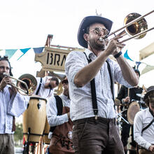 Jazzband van mannen tijdens een optreden.