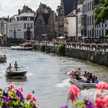 Gand, la Lys, un jour d'été. Des bateaux de plaisance, des visites guidées en bateau et des kayaks se trouvent sur l'eau.