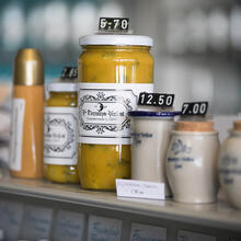 Plusieurs pots de moutarde sur le comptoir du magasin Tierenteyn.