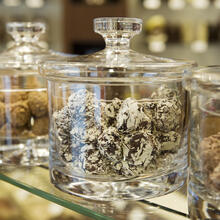Close-up van verschillende soorten chocoladetruffels in glazen potten.