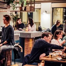 Mensen die aan het eten zijn in een restaurant