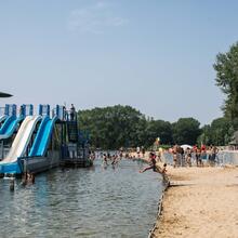 Kinderen aan het zwemmen aan de Blaarmeersen tijdens de zomer