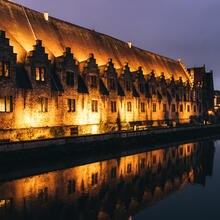 Het Vleeshuis verlicht in de avond