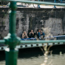 Des filles avec un smartphone au bord de l'eau