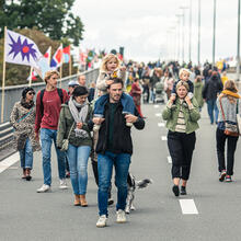 Menschen auf der Straße während des autofreien Sonntags