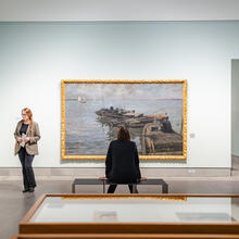 Mensen aan het kijken naar kunstwerken in het MSK museum